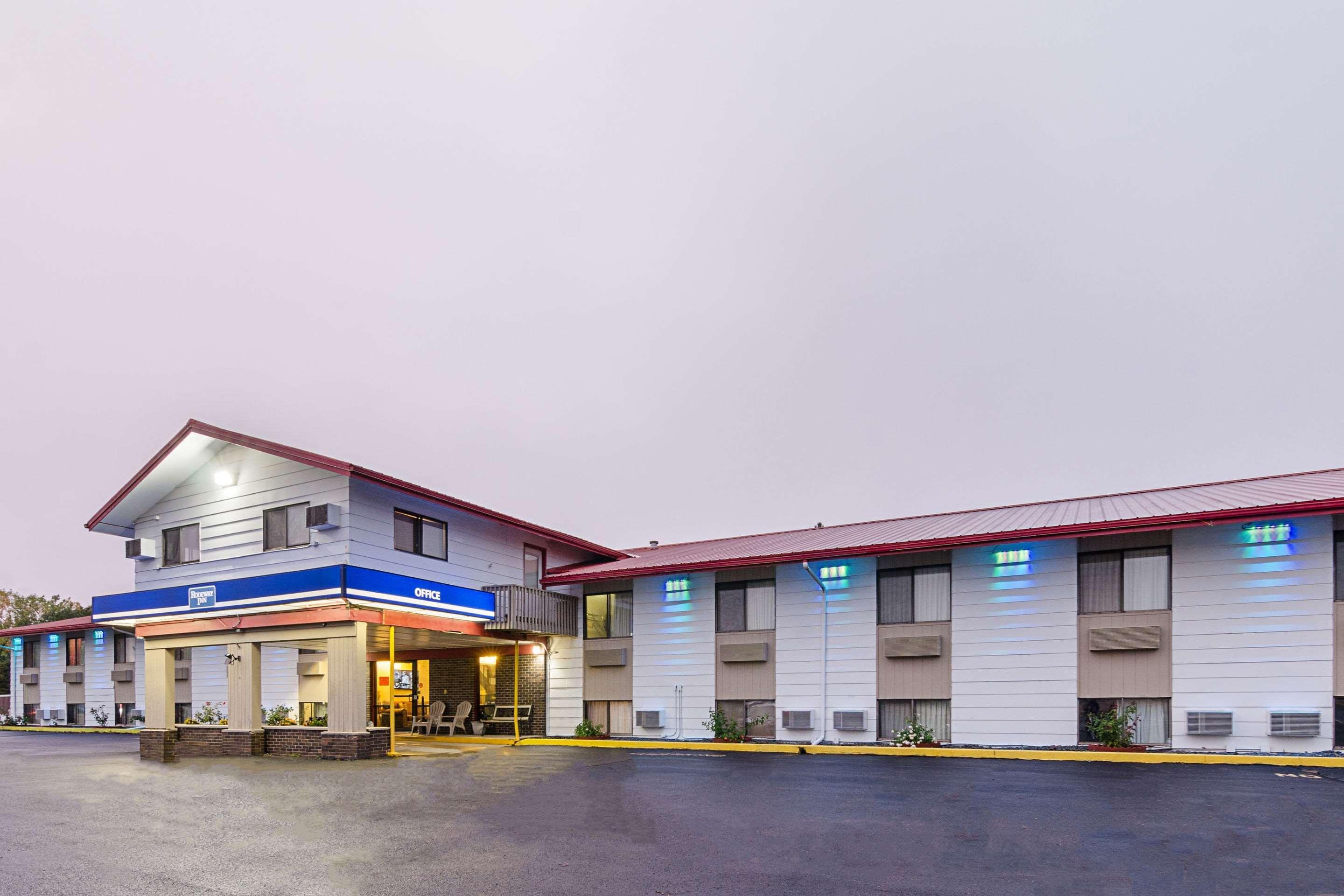 Rodeway Inn Mitchell Exterior photo